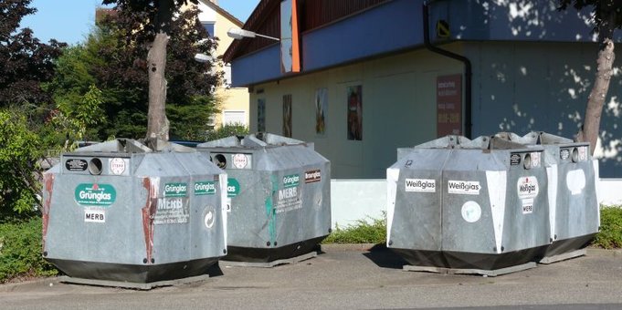 Glascontainer beim Rettungszentrum