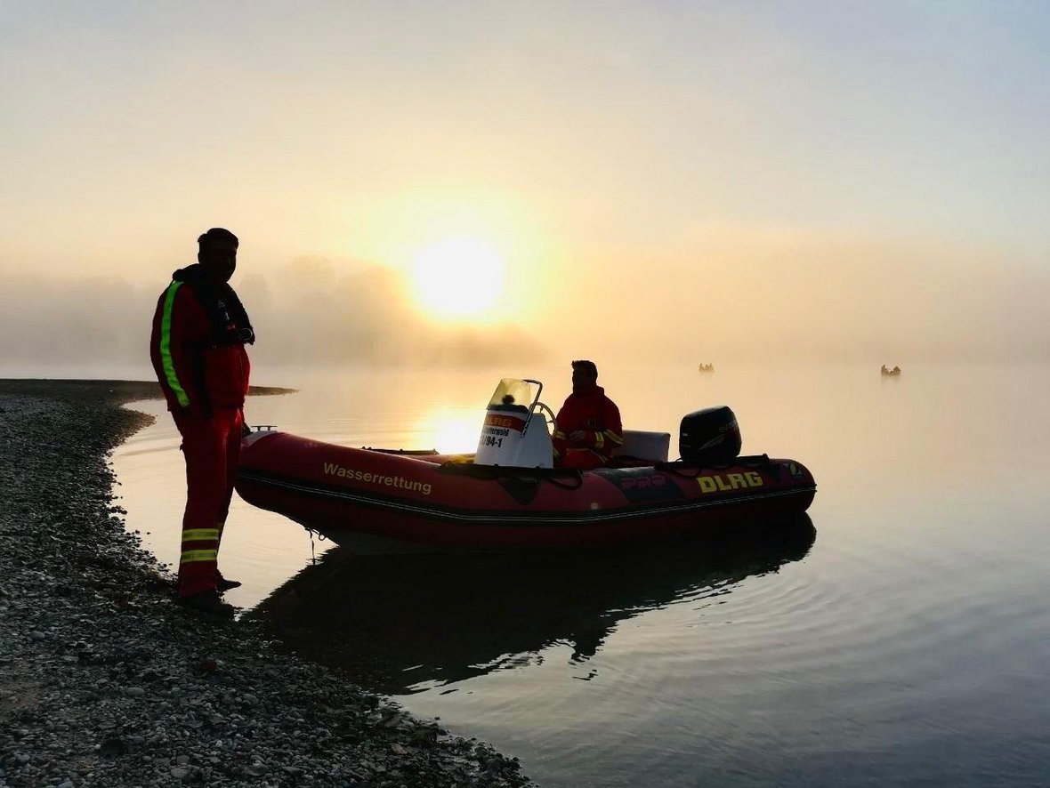DLRG Boot auf dem Wasser im Sonnenuntergang