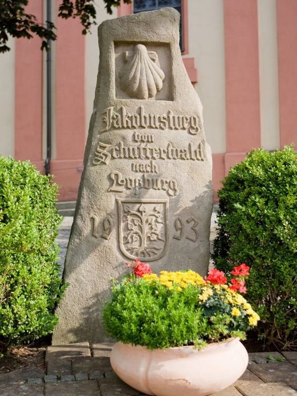 Bild vom Jakobusstein vor der Kirche St. Jakobus