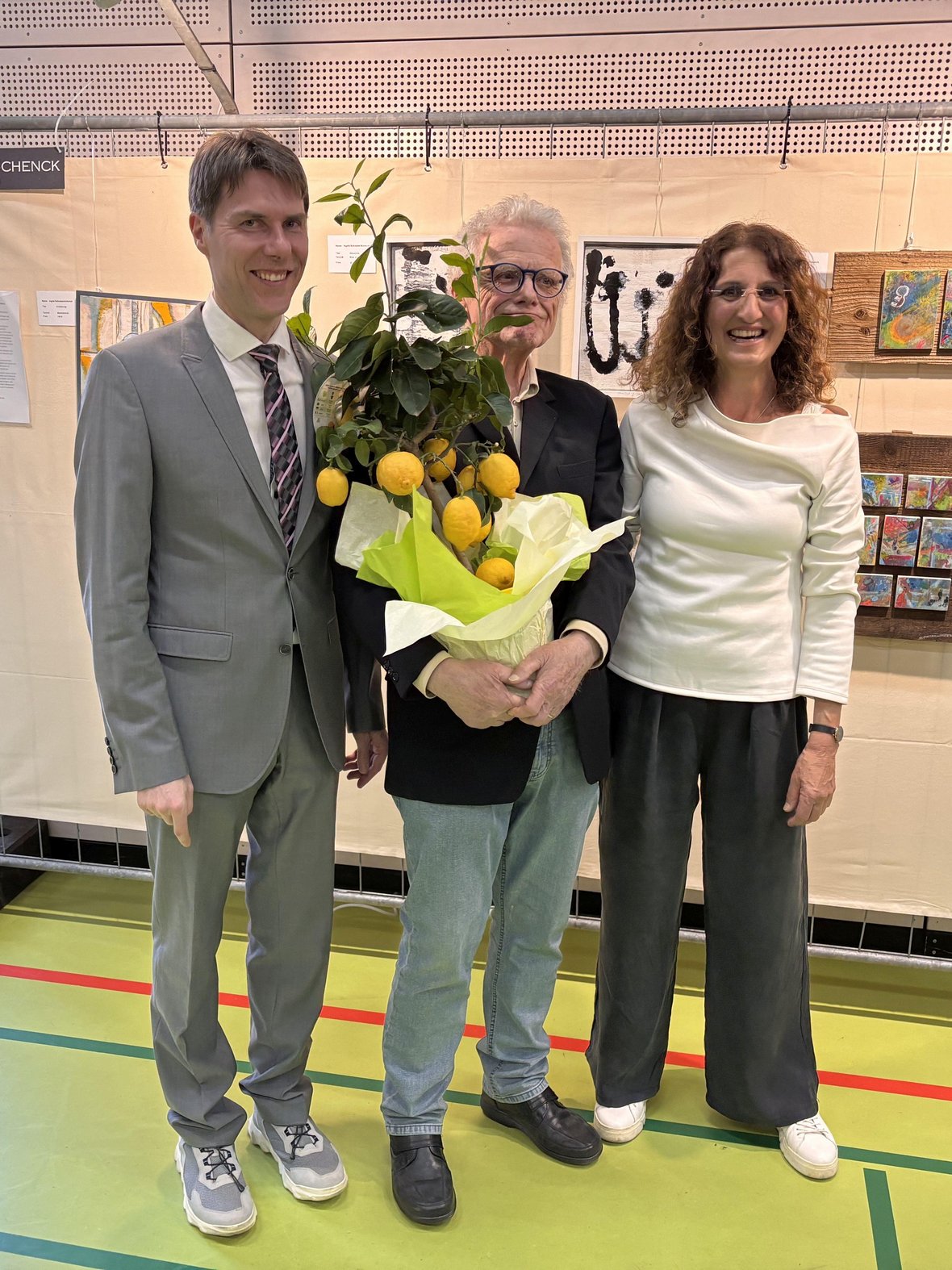 Bürgermeister Martin Holschuh, Manfred Hermann und Ellen Vetter von der Kunstinitiative.